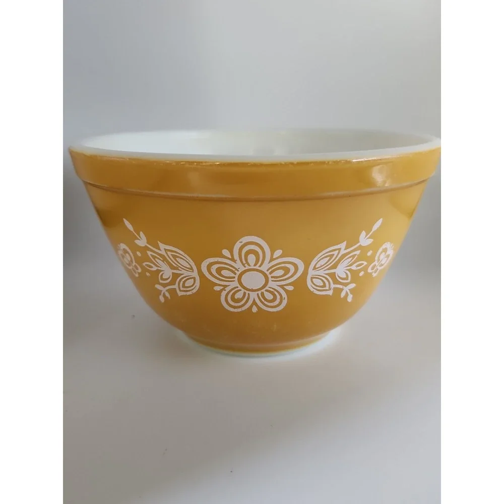 Vintage Pyrex 401 1.5-pint mixing bowl in the Golden Butterfly pattern